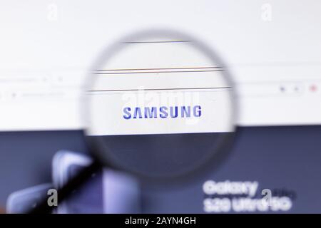 Petersburg, Russland - 18. Februar 2020: Website-Logo der Samsung Electronics Company auf Laptop-Display. Bildschirm mit Symbol, Bildmaterial Stockfoto