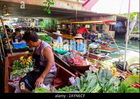 Bangkok, Thailand - 26. Januar 2020: Thailändische Menschen arbeiten auf dem schwimmenden Markt Khlong Lat Mayom in der Nähe von Bangkok Stockfoto