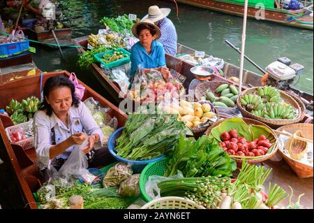 Bangkok, Thailand - 26. Januar 2020: Obst- und Gemüseanbieter auf Booten auf dem schwimmenden Markt Khlong Lat Mayom Stockfoto