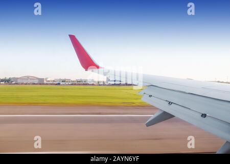 Fluggeschwindigkeit aus dem Fenster auf dem Flügel landen oder starten Stockfoto