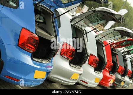 Brandneue VW-Autos von Volkswagen. Roter, blauer und weißer Kofferraum von Volkswagen VW Polo und Front of Golf Stockfoto