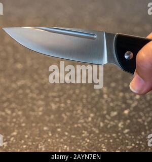 Symbole, Symbolbild, Eine Faust haelt ein Messer in der Hand. Stockfoto