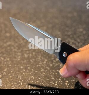 Symbole, Symbolbild, Eine Faust haelt ein Messer in der Hand. Stockfoto
