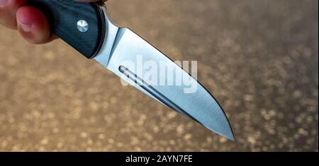 Symbole, Symbolbild, Eine Faust haelt ein Messer in der Hand. Stockfoto