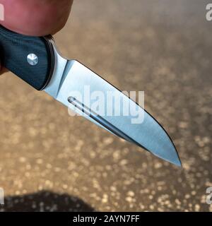 Symbole, Symbolbild, Eine Faust haelt ein Messer in der Hand. Stockfoto