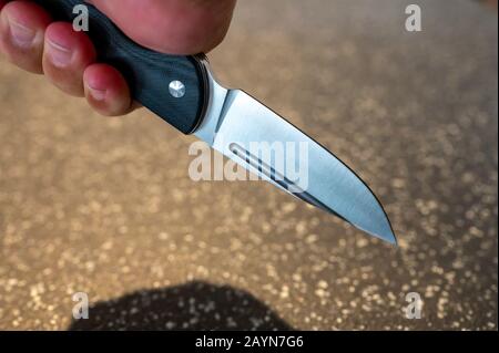 Symbole, Symbolbild, Eine Faust haelt ein Messer in der Hand. Stockfoto