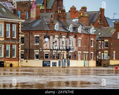 Überschwemmung in York in Kings Steith, Großbritannien aufgrund des Sturms Dennis, 16. Februar 2020. Die Lowther Kneipe ist von Hochwasser unterspült. Stockfoto