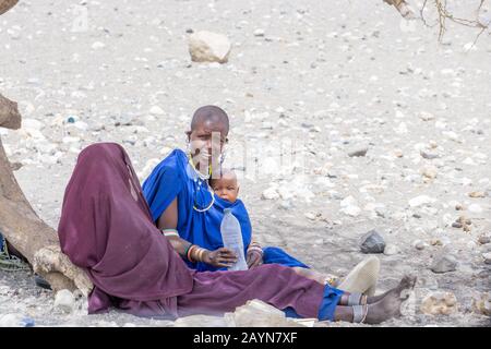 NGARE-SERO. Tansania - 20. AUGUST 2019: Maasai-Frauen mit einem Baby im Ngare Sero-Gebiet nahe dem Natron-See in Tansania, Afrika Stockfoto