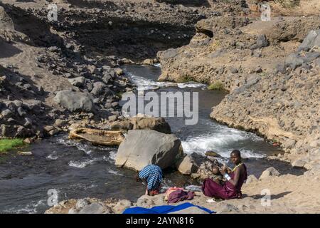 NGARE-SERO. Tansania - 20. AUGUST 2019: Maasai-Frauen am Fluss Ngare Sero in der Nähe des Natron-Sees in Tansania, Afrika Stockfoto