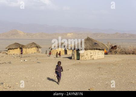 NGARE-SERO. Tansania - 20. AUGUST 2019: Maasai Childrenat in einem Dorf in der Gegend von Ngare Sero in der Nähe des Natron-Sees und des Vulkans Ol Doinyo Lengai in Tansania Stockfoto