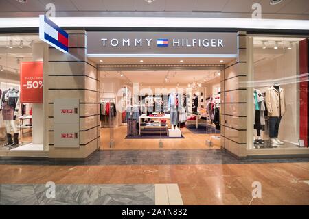 Tommy Hilfiger Ladenfassade in Tallinn, Estland, 9.2.2020 Stockfoto