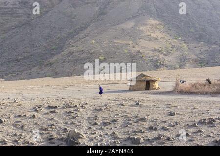 NGARE-SERO. Tansania - 20. AUGUST 2019: Maasai spaziert in der Gegend von Ngare Sero nahe dem Natron-See und dem Vulkan Ol Doinyo Lengai in Tansania, Afrika Stockfoto