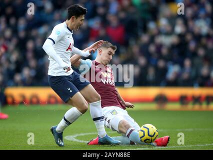 Tottenham Hotspur's Son Heung-min (links) und Bjorn Engels von Aston Villa kämpfen während des Premier-League-Spiels in Villa Park, Birmingham um den Ball. Stockfoto