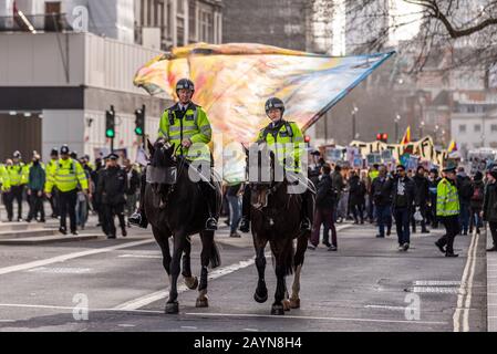 Metropolitan Police eskortiert Jugendstreik 4 Klimaprotest Demonstration märz in Whitehall, Westminster, London, Großbritannien. Berittene Polizei Stockfoto