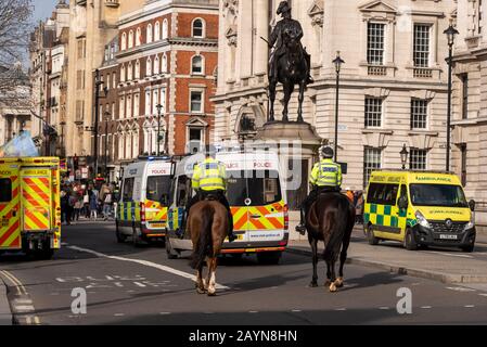 Metropolitan Police eskortiert Jugendstreik 4 Klimaprotest Demonstration märz in Whitehall, Westminster, London, Großbritannien. Berittene Polizei Stockfoto