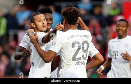 Köln, Deutschland, RheinEnergieStadion, 16. Februar 2020: Serge Gnabry von München (R) feiert mit Kingsley Coman von Muenchen (29) und Thiago von Muenchen beim ersten Bundesligaspiel 1.FC Köln gegen den FC Bayern Muenchen in der Saison 2019/2020 das 3:0-Tor. DFL-Vorschriften verbieten die Verwendung von Fotos als Bildsequenzen und/oder Quasi-Video. Credit: Mika Volkmann/Alamy Live News Stockfoto