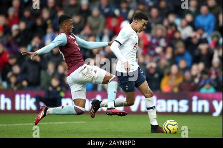 Ezri Konsa von Aston Villa (links) und Tottenham Hotspur kämpfen beim Premier League Spiel in Villa Park, Birmingham um den Ball. Stockfoto