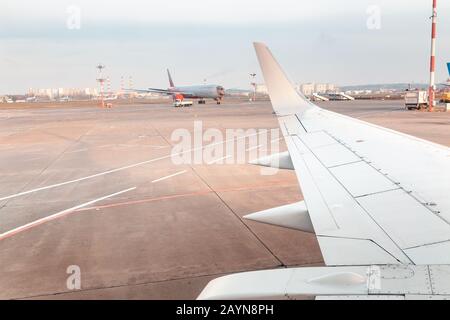 Vnukovo, REGION MOSKAU, RUSSLAND - 14. Oktober 2018: Blick vom Flugzeug auf den internationalen Flughafen Vnukovo und die Fluggesellschaft Rossiya Stockfoto
