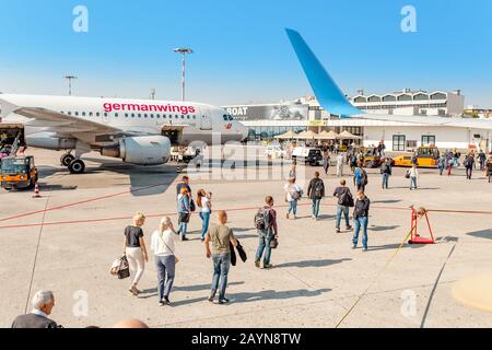 Pisa, ITALIEN - 14. Oktober 2018: Passagiere, die vom Flugzeug zum Flughafen fahren Stockfoto