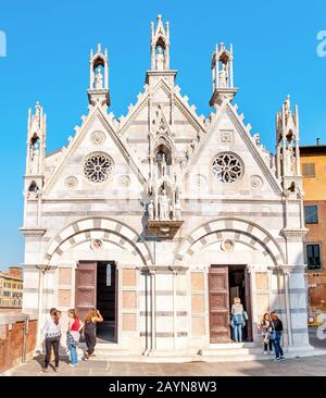 Pisa, ITALIEN - 14. Oktober 2018: Berühmte kleine Kirche Santa Maria della Spina in Pisa an einem Ufer des Flusses Arno Stockfoto