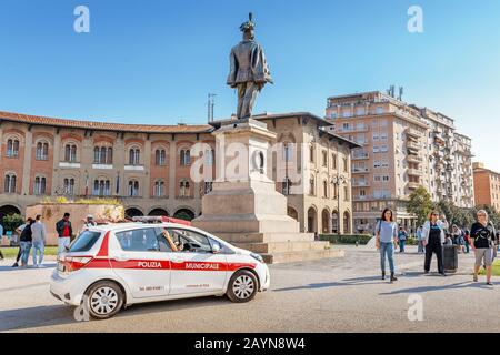 Pisa, ITALIEN - 14. Oktober 2018: Polizeiwagen im Einsatz in der Nähe des überfüllten Platzes Stockfoto