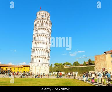 Pisa, ITALIEN - 14. Oktober 2018: Piazza dei miracoli mit berühmtem Wahrzeichen Falling Tower und Touristenmassen Stockfoto