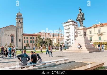 Pisa, ITALIEN - 14. Oktober 2018: Statue von Vittorio Emmanuele mit Menschen, die auf dem Platz ruhen Stockfoto