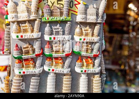 Pisa, ITALIEN - 14. Oktober 2018: Souvenirs und Magnete des Schiefturms berühmtes Wahrzeichen im Touristengeschäft Stockfoto