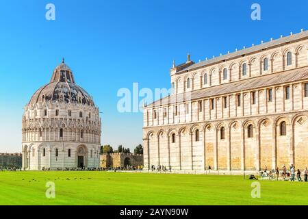 Pisa, ITALIEN - 14. Oktober 2018: Die Architektur des Baptisteriums Pisa als eines der Wahrzeichen der Toskana Stockfoto