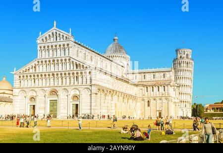 Pisa, ITALIEN - 14. Oktober 2018: Piazza dei miracoli mit berühmtem Wahrzeichen Falling Tower und Touristenmassen Stockfoto