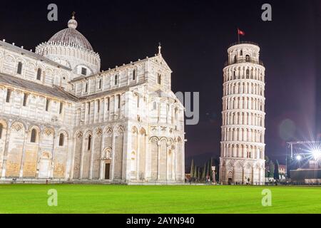 Piazza dei miracoli und Der schiefe Turm bei Nacht. Reisen Sie in Italien und Pisa Stockfoto
