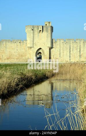 Das Tor der mittelalterlichen Stadt Porte de l'Arsenal und die mittelalterlichen Mauern der Befestigten Stadt Aigues-Mortes Camargue Gard France Stockfoto