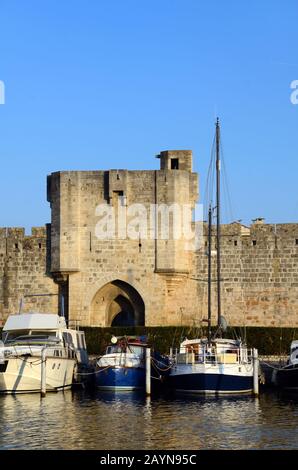 Das mittelalterliche Stadttor, Porte de Remblais, die Stadtmauern und der Canal de Rhône à Sète, Aigues-Mortes Camargue Provence France Stockfoto