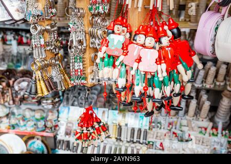 Pisa, ITALIEN - 15. Oktober 2018: Souvenirs und pinocchio Puppen im Touristengeschäft zum Verkauf Stockfoto