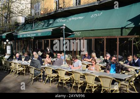 Historisches Straßencafé oder Bürgersteig Café Les Deux Garçons, gegründet im Jahre 173, am Cours Mirabeau Aix-en-Provence Provence France Stockfoto