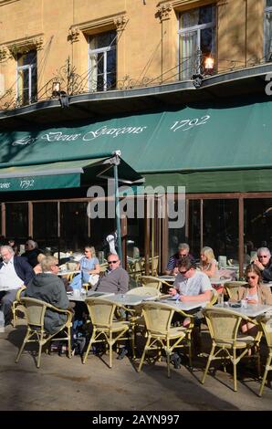 Historisches Straßencafé oder Bürgersteig Café Les Deux Garçons, gegründet im Jahre 173, am Cours Mirabeau Aix-en-Provence Provence France Stockfoto