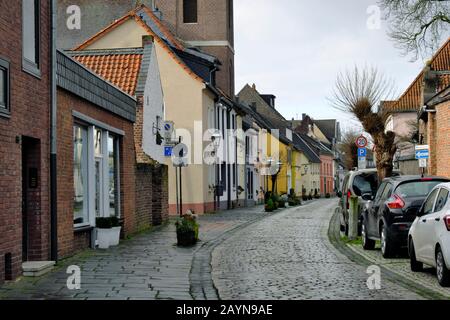 Straßenszene in der historischen Altstadt von Krefeld-Linn, NRW Deutschland. Stockfoto