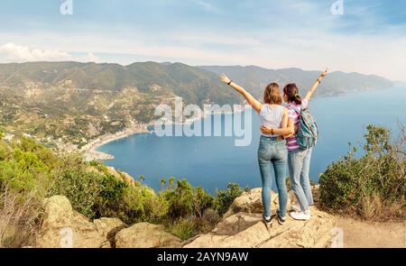 Zwei weibliche Freunde, die Spaß haben und die Landschaft der saisonalen Landschaft beobachten Stockfoto