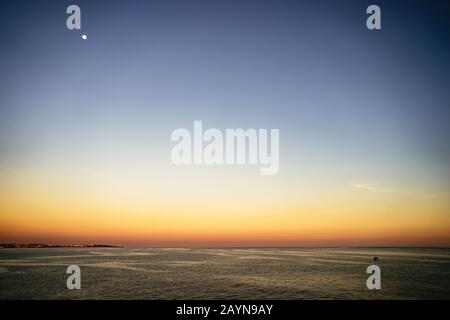 Sonnenuntergang vom Strand in Praia de Albandeira Stockfoto