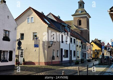 Straßenszene in der historischen Altstadt von Krefeld-Linn, NRW Deutschland. Stockfoto