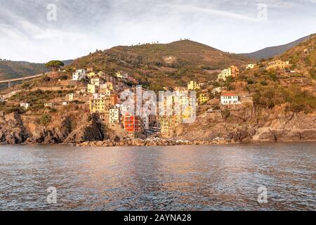 Panoramablick auf die Fischerstadt Riomaggiore im Naturpark Cinque terre. Reise- und Urlaubsziel in Italien und Europa Stockfoto