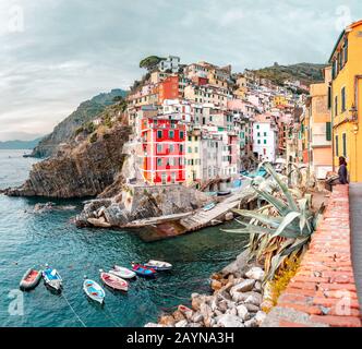 Panoramablick auf die Fischerstadt Riomaggiore im Naturpark Cinque terre. Reise- und Urlaubsziel in Italien und Europa Stockfoto