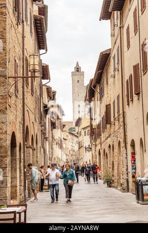 16. OKTOBER 2018, SAN GIMINIANO, ITALIEN: Stadtbild Blick auf das Historische Zentrum von San Gimignano, das berühmte UNESCO-Weltkulturerbe in Italien Stockfoto