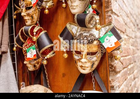 16. OKTOBER 2018, SAN GIMINIANO, ITALIEN: Karnevalsmasken aus Venedig werden zum Verkauf angeboten Stockfoto