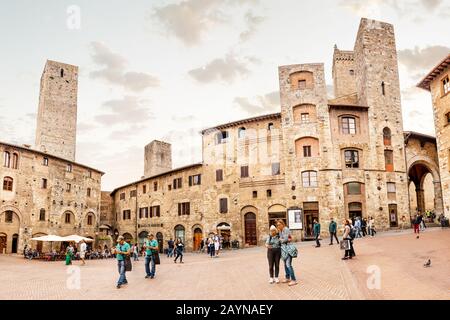 16. OKTOBER 2018, SAN GIMINIANO, ITALIEN: Stadtbild Blick auf das Historische Zentrum von San Gimignano, das berühmte UNESCO-Weltkulturerbe in Italien Stockfoto