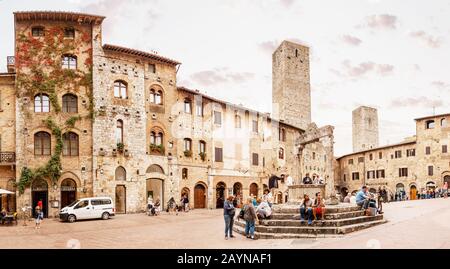 16. OKTOBER 2018, SAN GIMINIANO, ITALIEN: Stadtbild Blick auf das Historische Zentrum von San Gimignano, das berühmte UNESCO-Weltkulturerbe in Italien Stockfoto