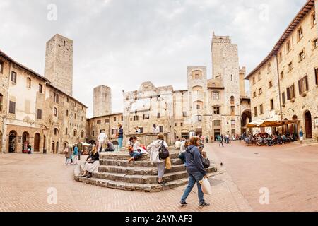 16. OKTOBER 2018, SAN GIMINIANO, ITALIEN: Stadtbild Blick auf das Historische Zentrum von San Gimignano, das berühmte UNESCO-Weltkulturerbe in Italien Stockfoto
