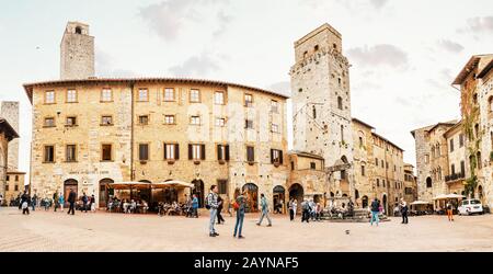 16. OKTOBER 2018, SAN GIMINIANO, ITALIEN: Stadtbild Blick auf das Historische Zentrum von San Gimignano, das berühmte UNESCO-Weltkulturerbe in Italien Stockfoto
