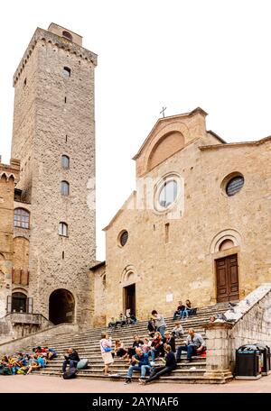 16. OKTOBER 2018, SAN GIMINIANO, ITALIEN: Stadtbild Blick auf das Historische Zentrum von San Gimignano, das berühmte UNESCO-Weltkulturerbe in Italien Stockfoto