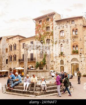 16. OKTOBER 2018, SAN GIMINIANO, ITALIEN: Stadtbild Blick auf das Historische Zentrum von San Gimignano, das berühmte UNESCO-Weltkulturerbe in Italien Stockfoto